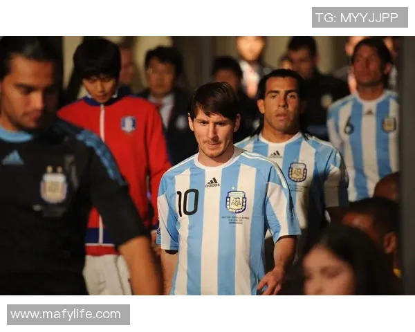 足球明星定妆图揭示他们的魅力与风采，展现球场之外的另一面风情